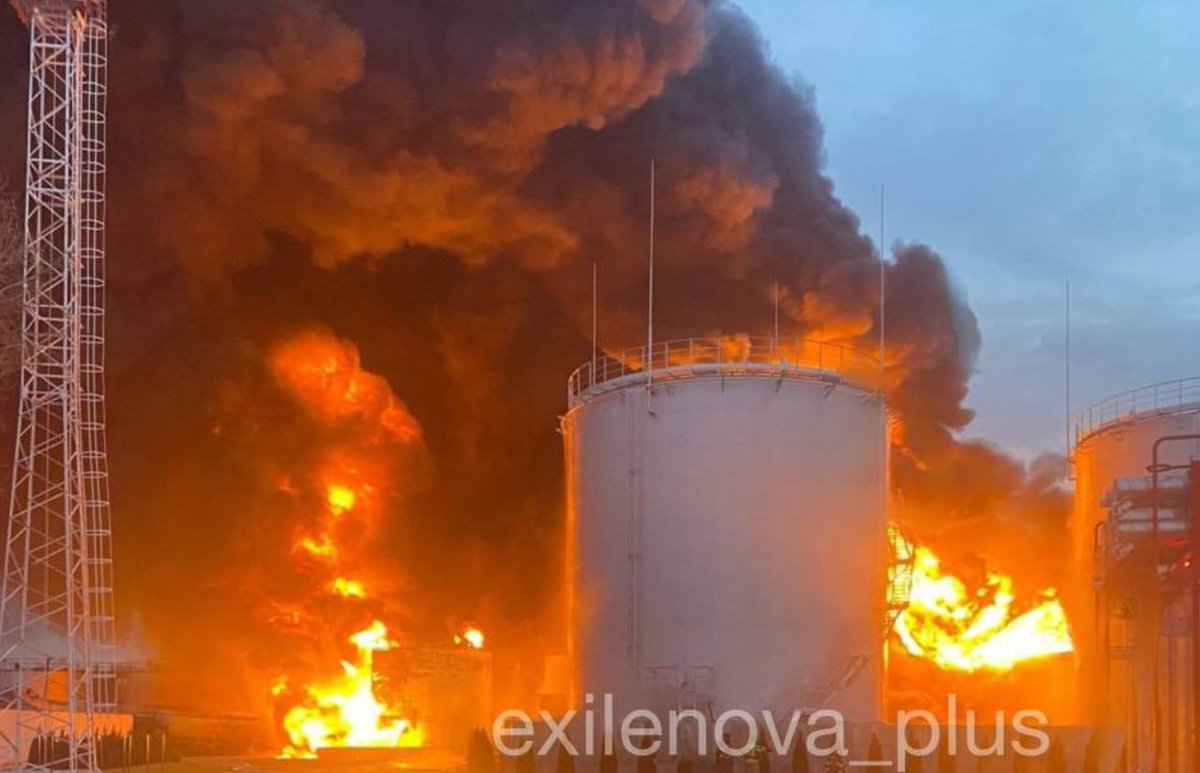 DefenseMirror's tweet image. Russian Air Defenses down 250 Drones near Moscow; Ukrainian Strikes Hit Oil Depots::

defensemirror.com/news/41323/Rus…

#RussiaUkraineWar #DroneWar #Moscow #KrasnodarKrai #UkraineDrones #RussiaAirDefense #Labinsk #Tikhoretsk #UAV #MilitaryNews
