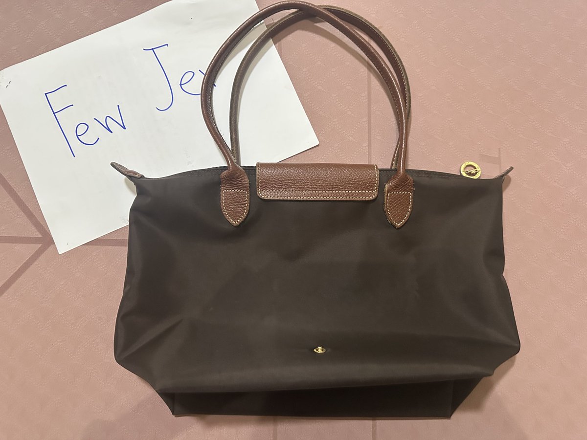 kopenkonsomwang's tweet photo. ส่งต่อกระเป๋า Longchamp แท้ 100% 
Size.M( S long) สี chocolate สีสวยมากๆคล้ายสี ebony ค่ะ ไม่มีพอง แต่สายนิ่มค่ะ 
ราคา 2200 บาทรวมส่งค่ะ 

#longchampมือสอง #ส่งต่อlongchamp #ส่งต่อกระเป๋า #mergeofficial #maisonkeeps #ส่งต่อสภาพนางฟ้า #longchampthailand https://t.co/FzbIwQFLxA