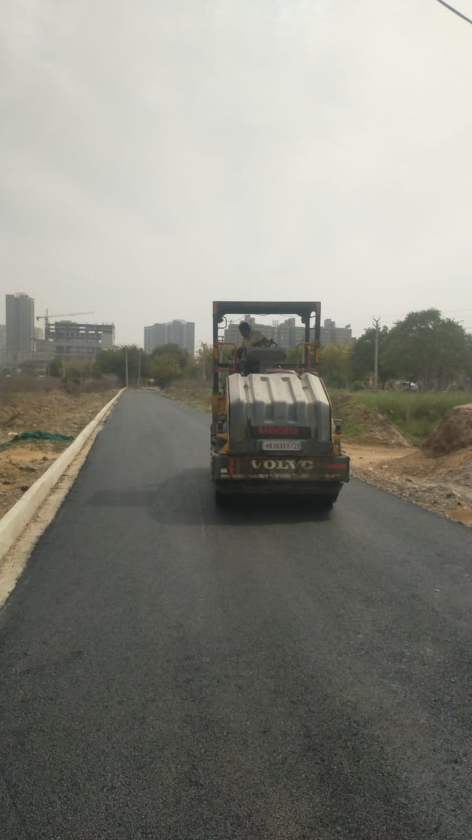 OfficialGMDA's tweet photo. GMDA is undertaking special repair of the service roads along Sectors 86/90 and 87/91 of the Multi-Utility Corridor, to enhance connectivity and facilitate smoother traffic movement along this stretch. 🚧🛣️
#Gurugram #Infrastructure #RoadDevelopment #UrbanMobility #ServiceRoads #Connectivity