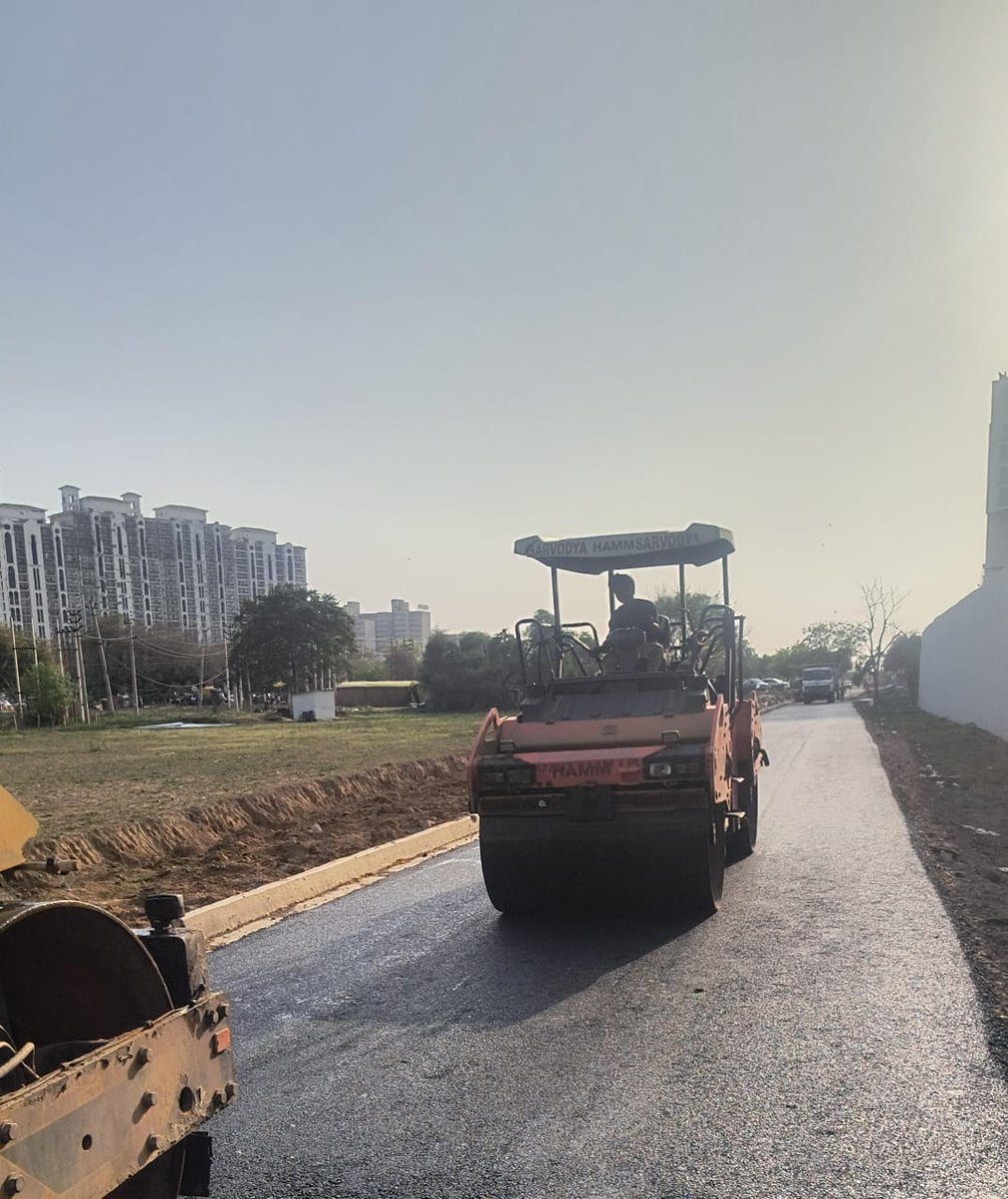 OfficialGMDA's tweet photo. GMDA is undertaking special repair of the service roads along Sectors 86/90 and 87/91 of the Multi-Utility Corridor, to enhance connectivity and facilitate smoother traffic movement along this stretch. 🚧🛣️
#Gurugram #Infrastructure #RoadDevelopment #UrbanMobility #ServiceRoads #Connectivity