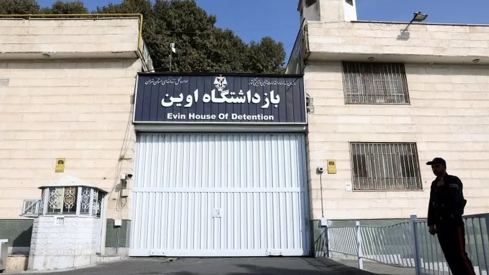 Jeanne2022Rev's tweet photo. 🚨🚨زندان اوین زیر سایه جنگ!

بسیاری از زندانیان دچار سرماخوردگی شدید شده‌اند که ماموران به هر کدوم فقط یه قرص سرماخوردگی دادند، و همون یه قرص هم به خیلیا نرسیده! دکتر و درمانگاه تعطیل ه…زندانیان بسیاری از بیماریهای شدیدتر رنج میبرند که در حال حاظر به هییچ درمانی دسترسی ندارند! 

آب گرم قطع شده

برق قطع شده و‌فعلا با ژنراتور برق دارند که با سوخت دیزل کار میکنه و هر لحظه اونم ممکن قطع بشه! 

مسئولیت جان زندانی با زندانبان است! آزادشان کنید!

#زندانی_سیاسی_آزاد_باید_گردد 
#زندانیان_جنگ