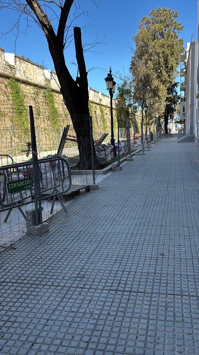 Davidcadiz86's tweet photo. @Cadiz_es lunes 12:42 de la mañana, días esto levantado y días sin mano de obra y todo sin avanzar https://t.co/Wrj7eVoeaz