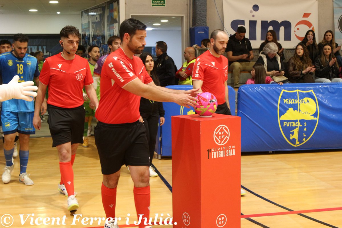 CoGAFS's tweet photo. 🏆 1ª División

👥 Carlos Panadero / Héctor Mayo
👥 Alejandro Fructuoso / Judith Marín

@peniscolafs 🆚 @PalmaFutsal

📸 @FerrerJulia51

#futsal #aretofutbola #futsalreferee #peñiscola #cogafs https://t.co/oxpigN1T1G