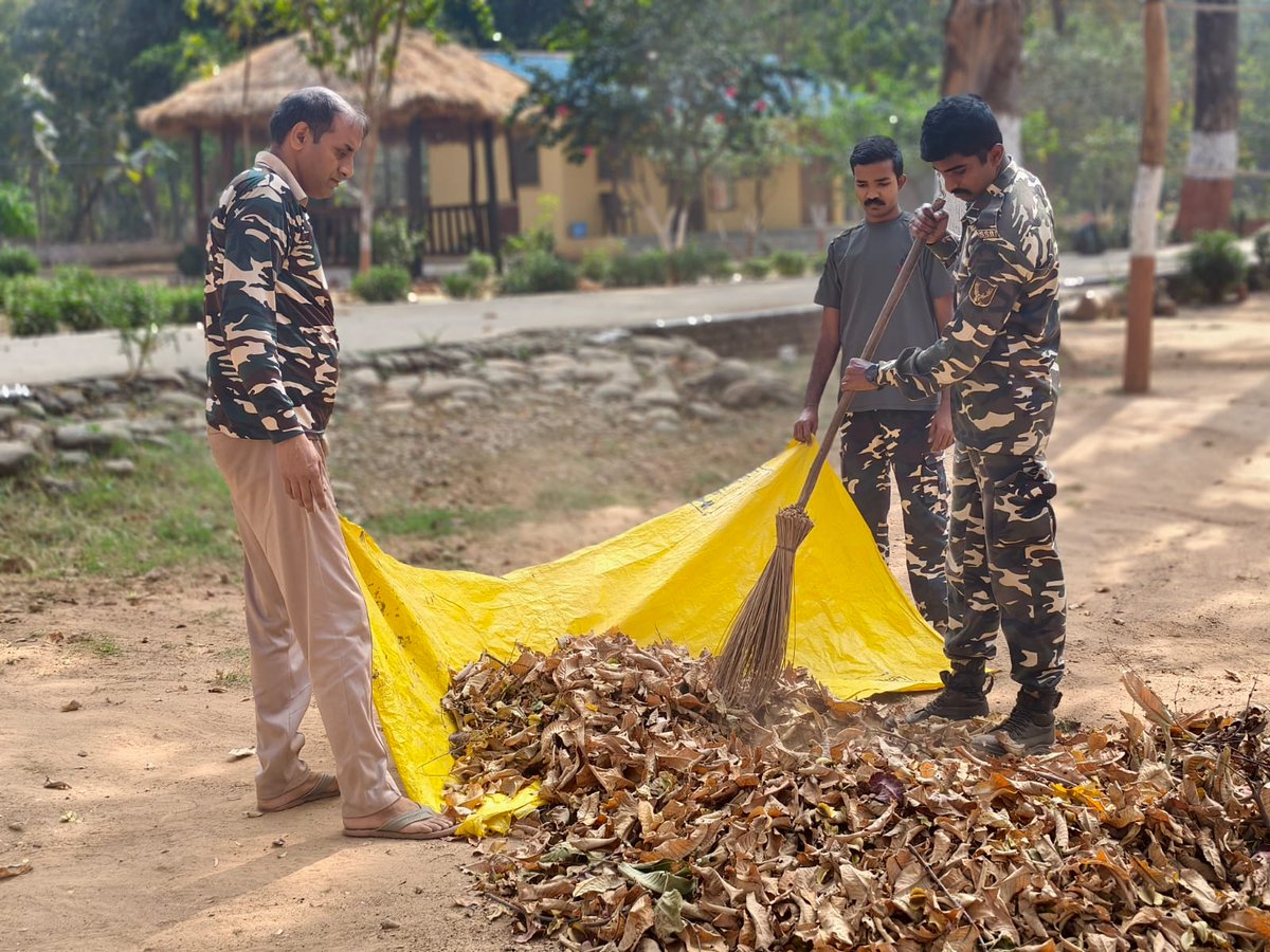 9BnSSB_INDIA's tweet photo. सीमा चौकी में जवानों द्वारा कैंप परिसर में विशेष स्वच्छता अभियान चलाकर साफ-सफाई की गई।
#SSB_INDIA
#SSBFTRLUCKNOW
#SSBSHQGKP
#SSBIndia
#SwachhataAbhiyan
#CleanCamp
#SeemaSuraksha
#NationFirst
#BorderWarriors https://t.co/Qls0Qx8cSO