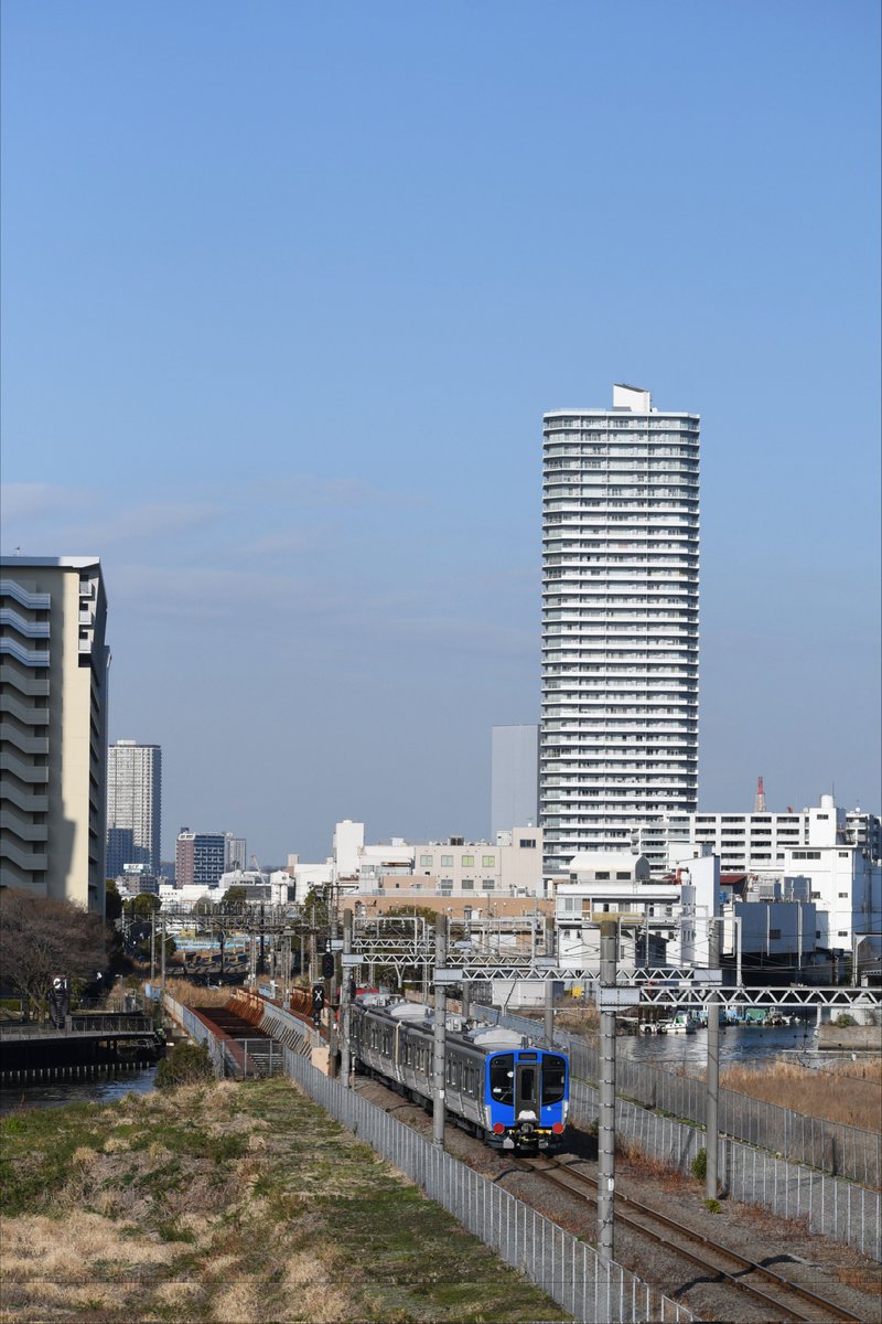 hamanegitrain's tweet photo. 2026年3月16日 根岸,高島線内甲種輸送
[備考]
AB900系AB-9編成(クリーム色)+AB-8編成(青色)
〜新鶴見 DD200-10

製造時の不具合？により再製造となっていたAB900系が遅れて出場しました。
これによりAB900系の製造は完了となる見込みです。 https://t.co/QPbTL3UCAk