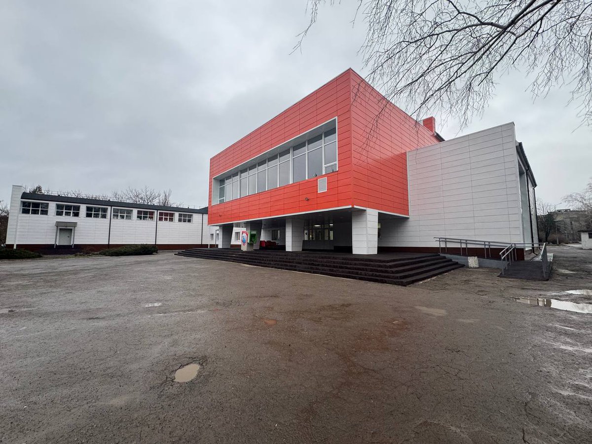 News_of_Donbass's tweet image. 🏗 Digest of the restoration work in the #DPR over the past week:

🔸️ The Cultural Center in Zhdanovka is being restored. Last year, specialists from the Magadan Oblast completed a major renovation of the building's facade and roof. Now, construction workers have begun interior