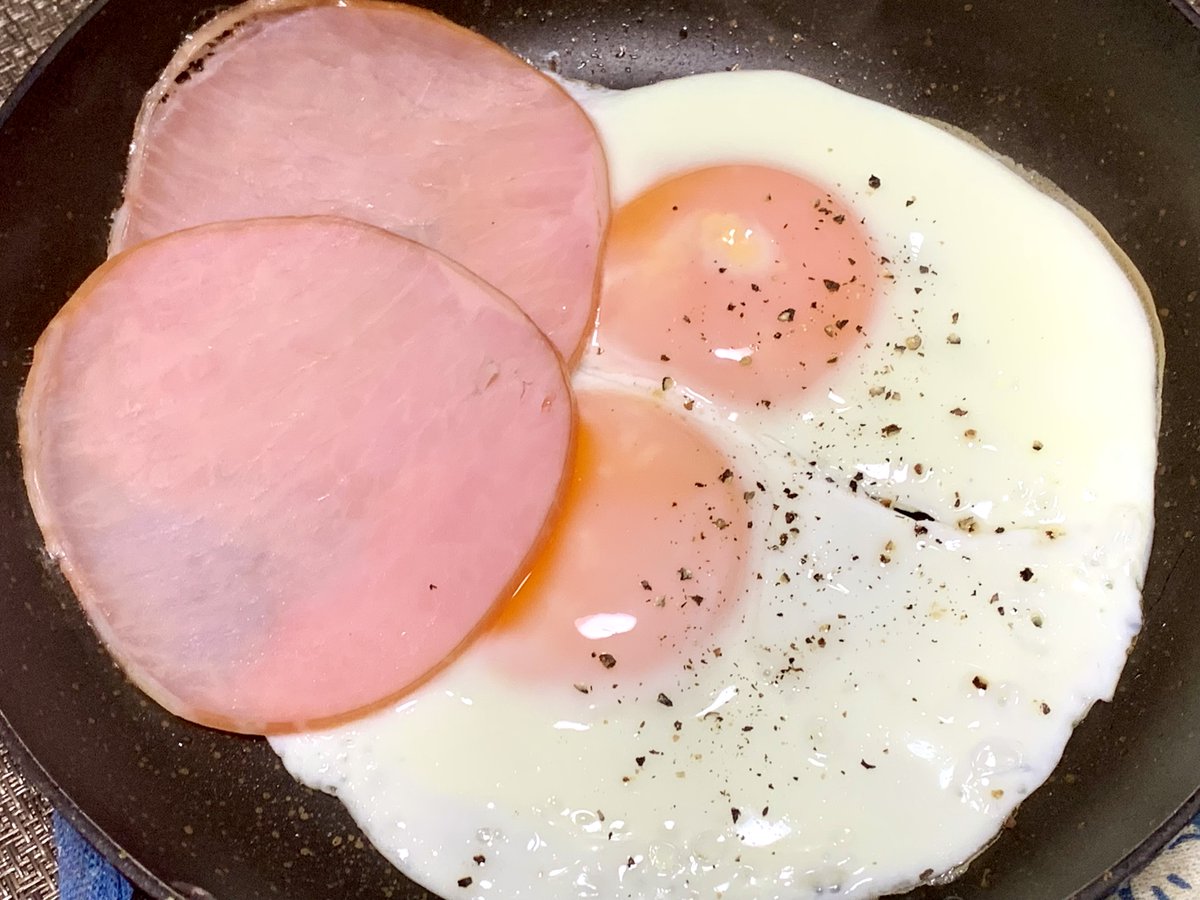 ＠もつ tweet media