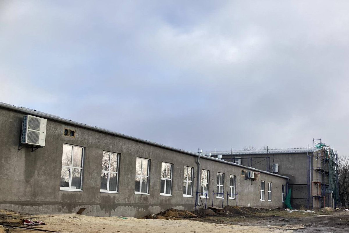 News_of_Donbass's tweet image. 🏗 Digest of the restoration work in the #DPR over the past week:

🔸️ The Cultural Center in Zhdanovka is being restored. Last year, specialists from the Magadan Oblast completed a major renovation of the building's facade and roof. Now, construction workers have begun interior