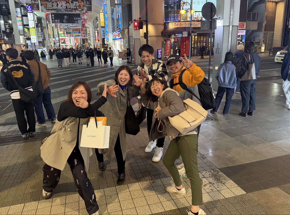 astccoach's tweet photo. 女性は特に新しい環境が少ないです。
いつもの環境でいつもの人たちといつもの話をすることが日常。だからこそ共感力が高い生き物でもあるんだけど、いつもじゃないところに進化のヒントは落ちてると思うんですよね。覚悟を決めて飛び込む勇気が成長の鍵だと私は思う。どうですか？この笑顔最高でしょ https://t.co/xa8NjcEWFd