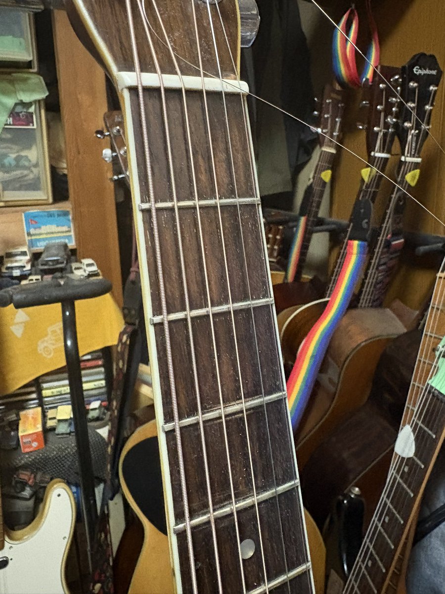takayu8470's tweet photo. 6弦3フレットだけ異常にビビる
コレは手が掛かりそうだ
#モーリスギター
#w30 https://t.co/PBPds7QIUK