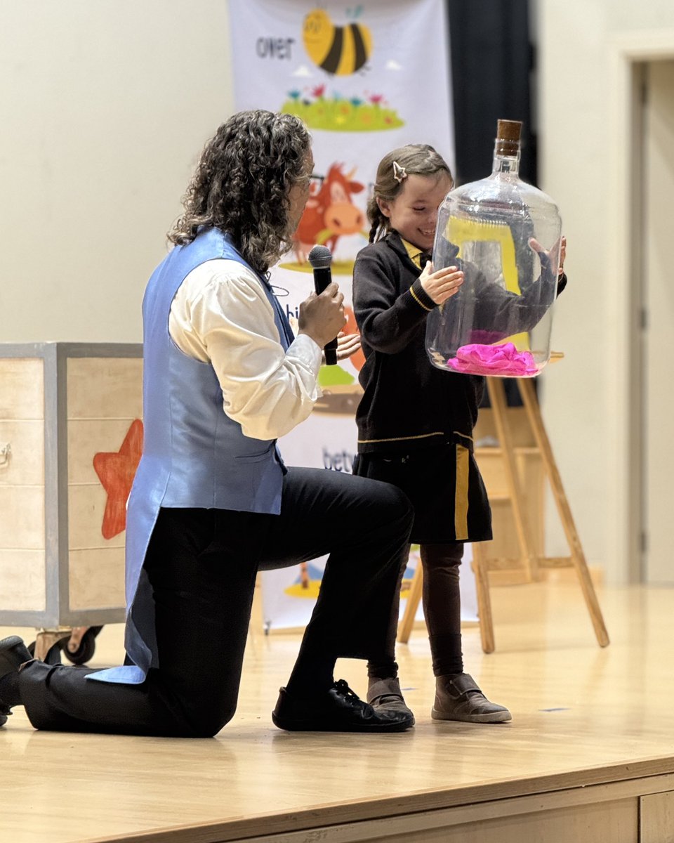 ColegioQuercus's tweet image. ¡Grandes sorpresas y mucha ilusión!

Nuestro alumnado de 2º de Primaria pudo disfrutar de una mañana de magia en inglés gracias a "Manu The Magician" con su show "Magic for Kids".

#ColegioQuercus #EducaciónPrimaria #MagicForKids #Magia #BoadillaDelMonte