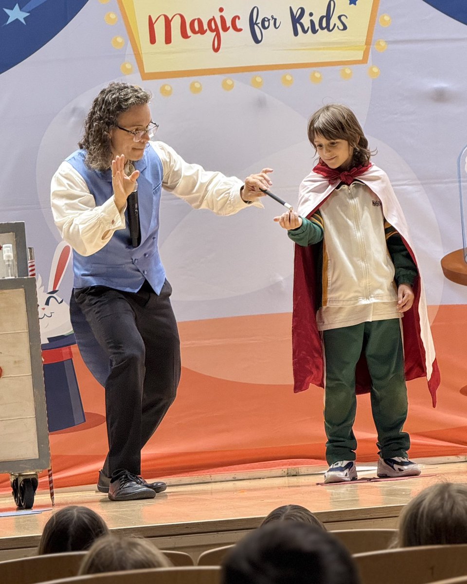 ColegioQuercus's tweet image. ¡Grandes sorpresas y mucha ilusión!

Nuestro alumnado de 2º de Primaria pudo disfrutar de una mañana de magia en inglés gracias a "Manu The Magician" con su show "Magic for Kids".

#ColegioQuercus #EducaciónPrimaria #MagicForKids #Magia #BoadillaDelMonte