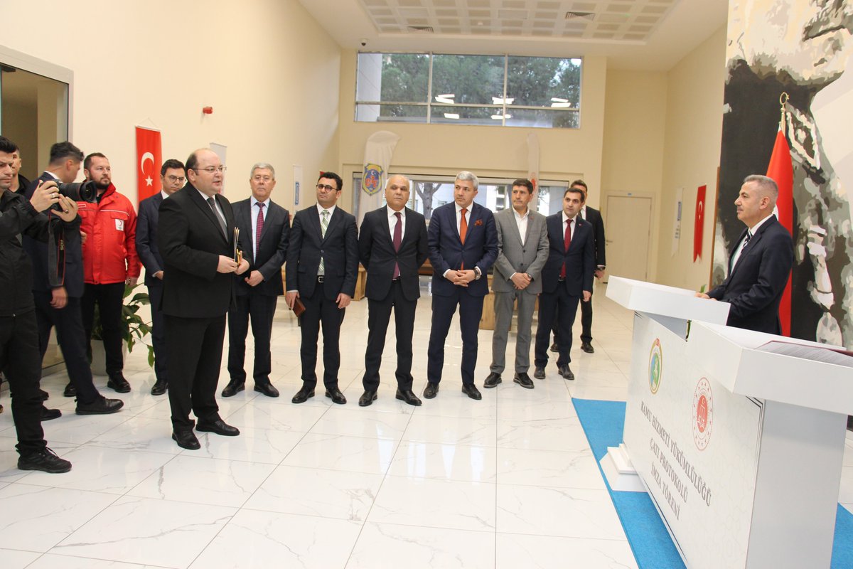 candeveci_'s tweet photo. KAMU HİZMETİ YÜKÜMLÜLÜĞÜ İŞ BİRLİĞİ PROTOKOLÜ İMZA TÖRENİ

Denetimli serbestlik kapsamında yerine getirilen yükümlülüklerden biri de kamuya yararlı bir 
işte ücretsiz çalıştırılma yükümlülüğüdür. 

Kamu yararlı bir işte ücretsiz çalıştırılma yükümlülüğünün öncelikli hedefi; kamunun ücretsiz iş 
gücünden yarar sağlaması, yükümlülerin sosyal hayata uyumları, sorumluluk bilinçlerinin gelişmesi ve 
iş disiplini kazanmalarıdır.

Bu kapsamda İzmir Adliyesi Yargı Ağında bulunan kamu kurum ve kuruluşları ile kamuya hizmet üreten derneklerde kamu hizmeti yükümlülüğünün yerine getirilmesi amacıyla İzmir Valisi Dr. Süleyman Elban ile İzmir Cumhuriyet Başsavcısı Ali Yeldan arasında iş birliği protokolü imzalandı.

@ctekurumsal 
@izmirvaliligi 
@drsuleymanelban 
@huseyinsk23 
@aliyeldann 
@izmir_cbs 
@izmirdsm