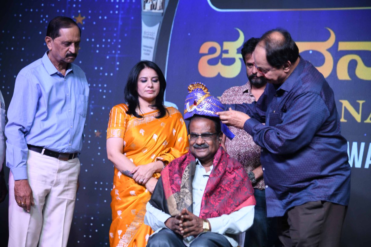 KannadaScreens's tweet photo. ಹಿರಿಯ ಪ್ರಚಾರಕರ್ತ ವಿಜಯಕುಮಾರ್‍ ಅವರಿಗೆ ಸನ್ಮಾನ

7ನೇ ವರ್ಷದ ಚಂದನವನ ಫಿಲ್ಮ್ ಕ್ರಿಟಿಕ್ಸ್ ಅಕಾಡೆಮಿ ಪ್ರಶಸ್ತಿ ಟ್ರೋಫಿ ಅನಾವರಣ

@ShyamSPrasad @AcademyCFC 

#KannadaScreens #Sandalwood #ChandanavanaCriticsAcademy #NagatihalliChandrashekhar #KMChaitanya #Vijaykumar #PoojaGandhi #SrinagaraKitty https://t.co/WH5SkmQ5Lv