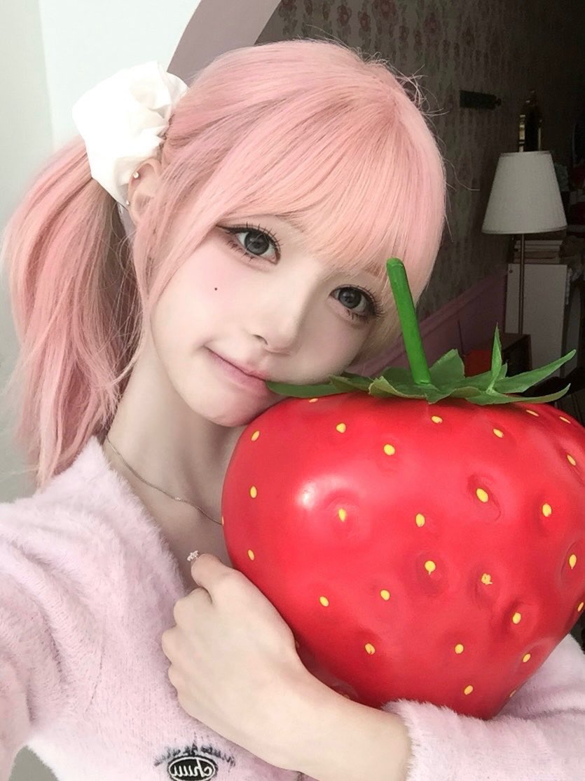 ddalgj's tweet photo. bom dia, amorecos ♡ espero que a semana de todos seja leve e proveitosa! fiquem bem 🩷🎀🍓
tô mt bagunçada emocionalmente, então fica difícil aparecer aqui sempre e responder todo mundo certinho :( peço perdão, não é pessoal, adoro mt tds vcs queridos <3 assim que minha cabeça voltar p lugar, estarei aqui dnv!