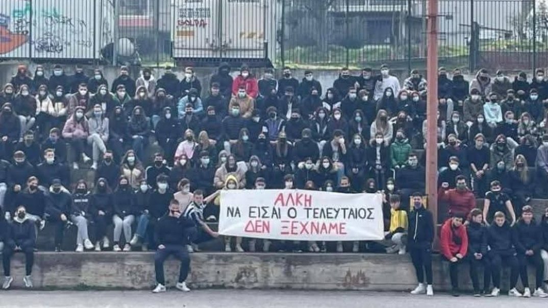 ClaireNem12's tweet photo. 4 χρόνια πριν ,Ο Κλεομένης κρατούσε πανό για τον Άλκη ζητώντας με τους συμμαθητές του να μην υπάρξει άλλο θύμα. 
Σήμερα αποτελεί ο ίδιος θύμα της οπαδικής βίας που μαστίζει την Ελλάδα.
Όλοι μας πρέπει να απαιτήσουμε απόδοση δικαιοσύνης βάζοντας τέλος στον χρόνιο κύκλο αίματος https://t.co/8dJ4zY0Hnu