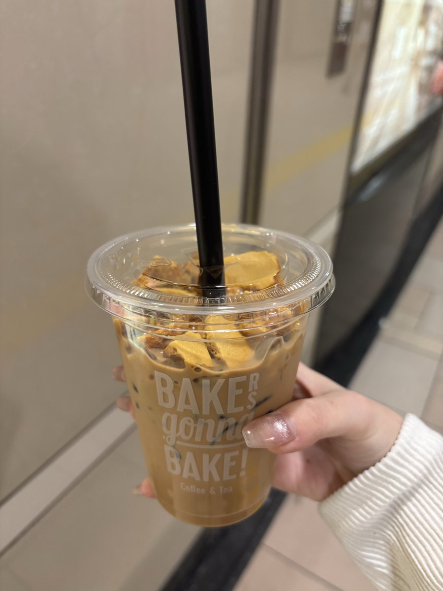 y72zm's tweet photo. やっと飲めたbakers gonna bakeのバズミルクティー🥹✨表参道店だと日曜の18時頃でも並び0で余裕で買えたし、美味しすぎて通うことを決めた、、、 https://t.co/xjAxLVUHgw