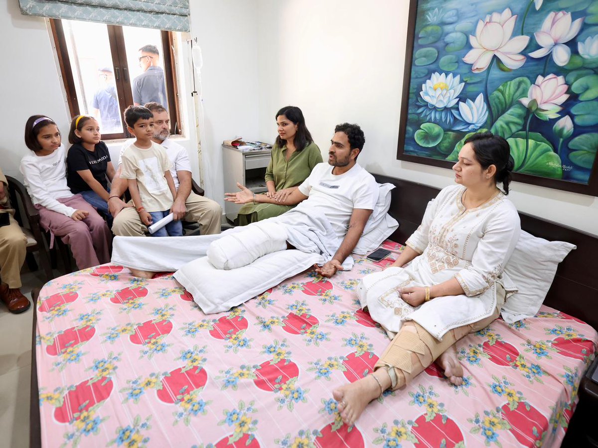 नेता विपक्ष श्री राहुल गांधी जी ने आज नई दिल्ली के आर.के. पुरम स्थित CRPF मेस में सेंट्रल रिज़र्व पुलिस फ़ोर्स (CRPF) की कोबरा (CoBRA) बटालियन के असिस्टेंट कमांडेंट, श्री अजय मलिक जी से मुलाक़ात की।

झारखंड में एक नक्सल-विरोधी अभियान के दौरान IED धमाके में गंभीर रूप से घायल होने