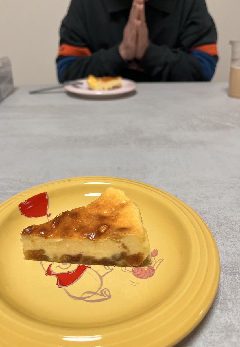 misoponmi's tweet photo. 普段はお菓子作りとは無縁の主人がホワイトデーにバスクチーズケーキを作ってくれました🧀
手作り嬉しい！とてもうまうまやった😋 https://t.co/kTDS6Q9xOn