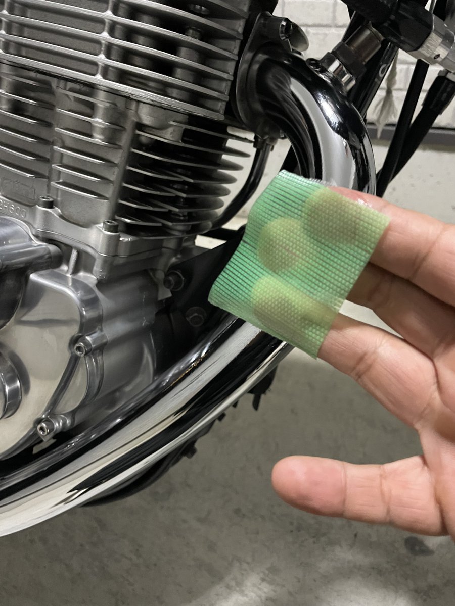 Ar17Fuku2's tweet photo. コンパウンドやワックスをラップでやると使用する量が少なくて経済的とハウツーで言われてます。

ですがアレ手から滑ってやり難いので、養生テープを指に貼ってやるととても良きですよ〜✨✨
(*´Д｀*) https://t.co/8S9wRKWjTo
