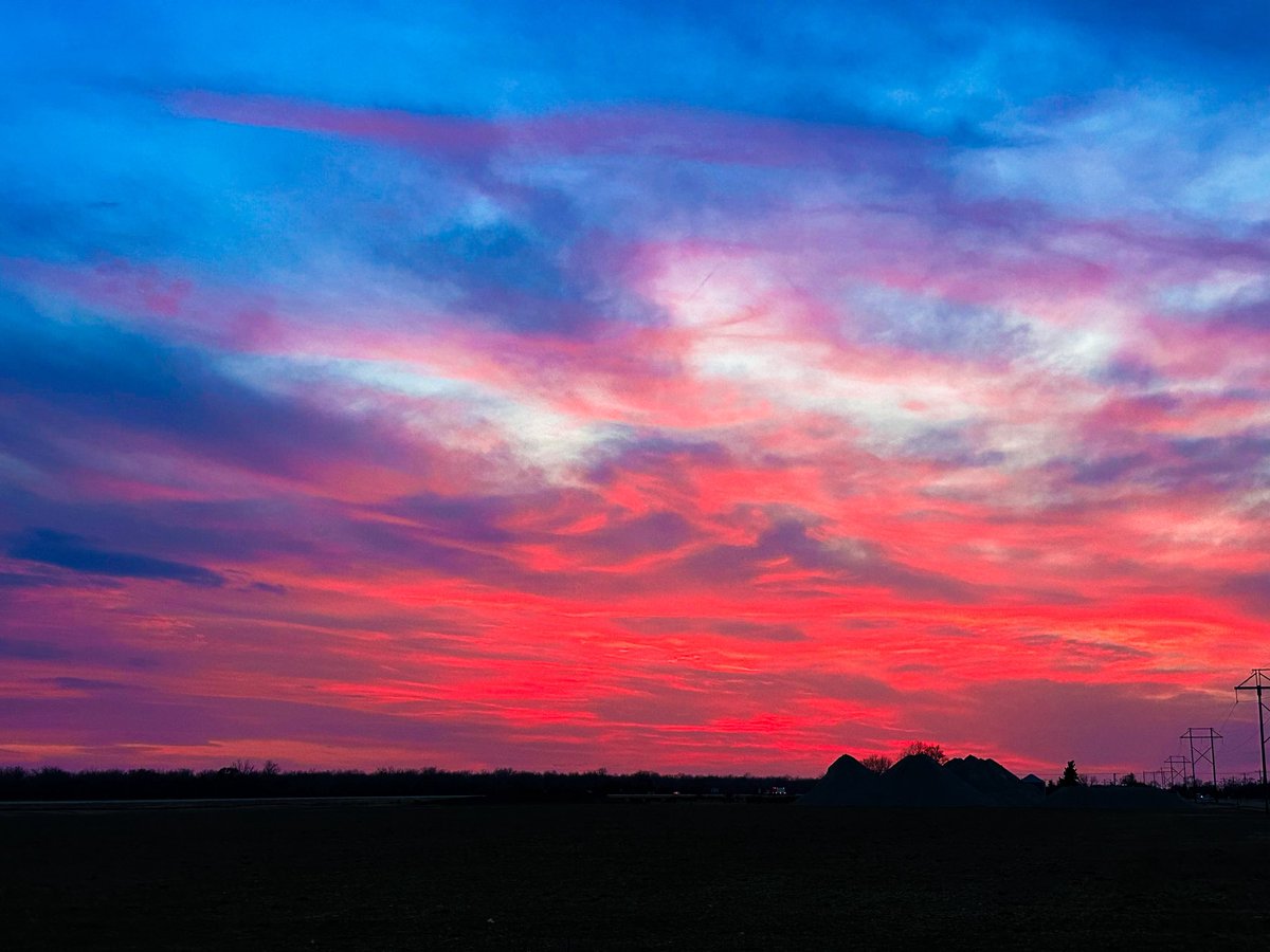 prairieguy2016's tweet image. A fiery Nebraska sunset… 
prairiewanderlust.etsy.com #photography #nature #nebraska #prairie #spring