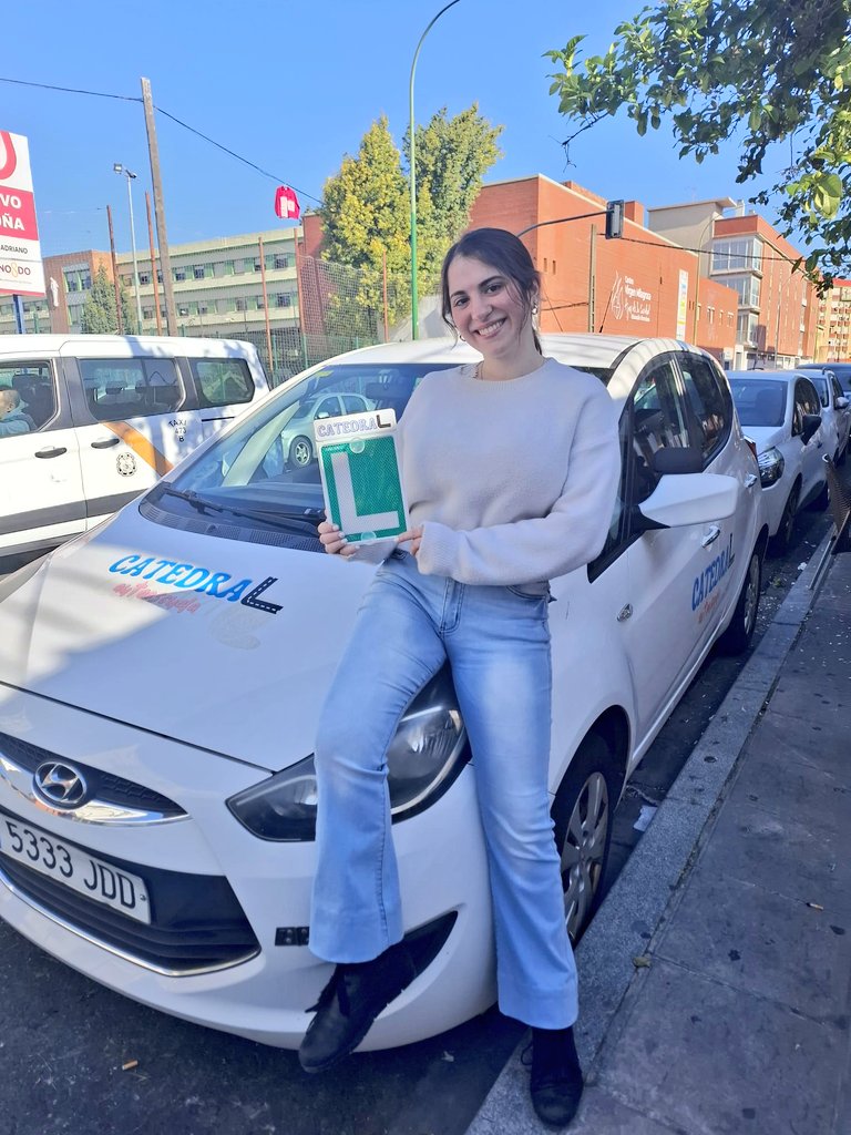 Así de sonriente posaba Nerea, nuestra última alumna en conseguir su L.

Felicidades Nerea, que la disfrutes, y muchas gracias por confiar en 𝘾𝙖𝙩𝙚𝙙𝙧𝙖𝙇!! 

No lo dudes, #somostuautoescuela 

#Sevillahoy #Autoescuela #DGT #formacionvial