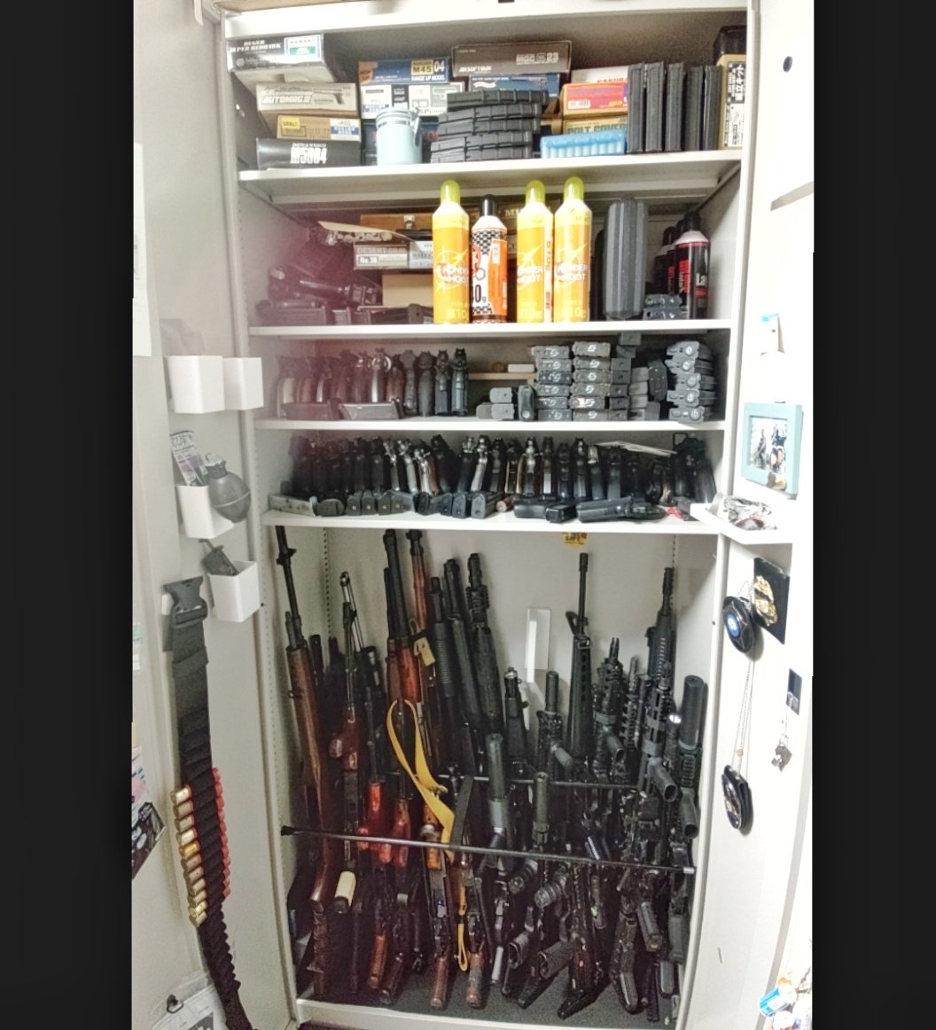 Vulcan451's tweet photo. #俺の武器庫コンテスト3
子どもがいて銃を飾りたいけど飾れない、でもロマンは欲しい…そんな子持ちサバゲーマーにｵﾇﾇﾒ。

オフィス向けキャビネットに、アマゾンで売ってる電子錠を組み合わせたガンロッカー。

元々鍵付きキャビネットなので二重に施錠もできて安心だし、何より解錠が楽しい😁 https://t.co/GgpgTJN9Wq