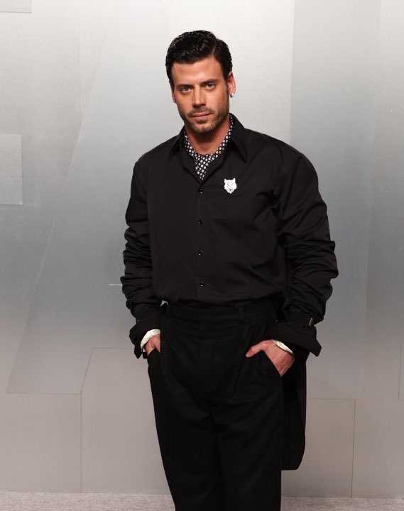 dracuswaa's tweet image. #curious how françois seems to be wearing YSL too whenever connor is around him at not strictly work events… can’t help but wonder