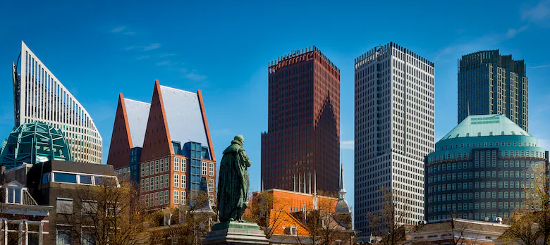 Wij worden jaarlijks voor tientallen miljarden euro’s bestolen. Zorgfraude, uitkeringsfraude, belastingfraude, verzekeringsfraude, beleggingsfraude, identiteitsfraude enz. Daarom moeten we steeds meer belasting betalen.