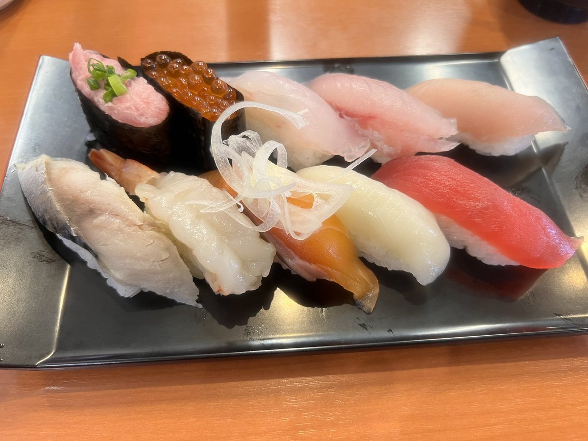 ランチ(時差あり)

豊栄のベイシア(敷地内)にも海転すし誠あるから、月岡温泉に行く予定のぽかは騙されたと思って一度行ってみて欲しい
オススメは村上の本店ですが、ここでも食べられます