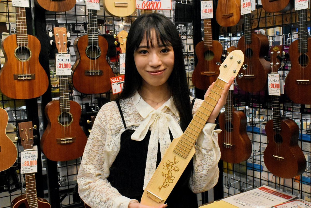kurosawa_yk's tweet photo. 【ウクレレフロア】
@quiamukulele elevocco Concert rena model https://t.co/DnYyEkIZlg
なんと先日、rena (@rena_ukulele)さんにご来店をいただきました🎉
販売開始したばかりのご本人モデルを抱えてくださっただけでなく、お写真も快く引き受けて下さりありがとうございます👼
#羚奈 #rena #QUIAM https://t.co/UBmKIqnhXj