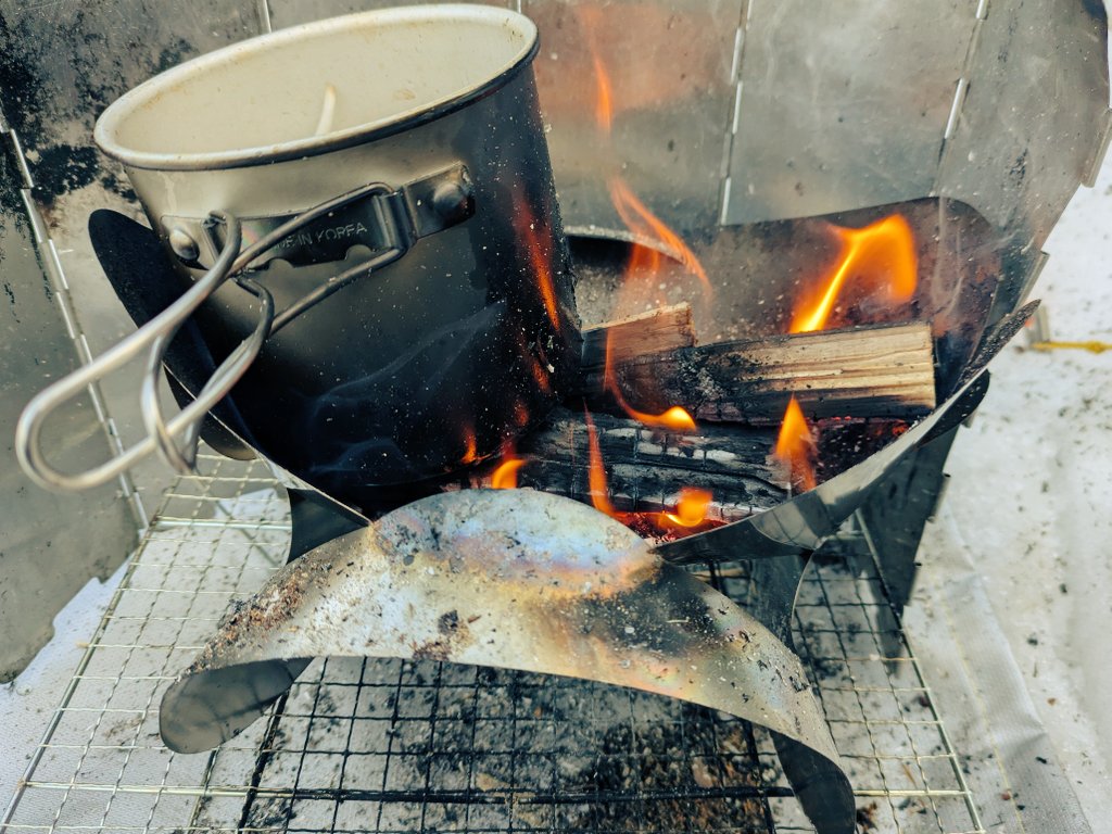wanicamera's tweet photo. EUCLID（ユークリッド）/MOFMA（モフマ）
ペラペラのステンレスの板が２枚だけで作る超軽量（140g）の焚き火台
組立時に指を切る心配さえ除けば、とてもよく燃えるしデザインも良い
ソロにはピッタリなサイズ感 https://t.co/YxOMCWxrBq