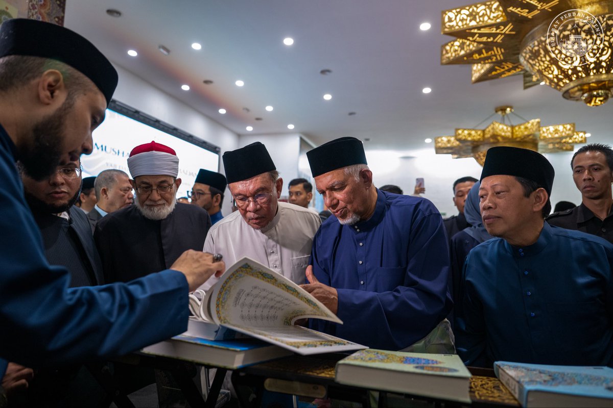 anwaribrahim's tweet photo. Alhamdulillah, pagi tadi saya telah hadir ke Majlis Peluncuran Mushaf Malaysia MADANI di Kompleks Nasyrul Quran, Putrajaya bagi meraikan ikhtiar besar oleh Yayasan Restu yang kini menjadi projek kenegaraan. 

Allah SWT dalam firmannya:

شَهْرُ رَمَضَانَ الَّذِي أُنزِلَ فِيهِ الْقُرْآنُ هُدًى لِّلنَّاسِ وَبَيِّنَاتٍ مِّنَ الْهُدَىٰ وَالْفُرْقَانِ

Maksudnya: “(Masa yang diwajibkan kamu berpuasa itu ialah) bulan Ramadan yang padanya diturunkan al-Quran, menjadi petunjuk bagi sekalian manusia, dan menjadi keterangan-keterangan yang menjelaskan petunjuk dan (menjelaskan) perbezaan antara yang benar dengan yang salah.”

Surah al-Baqarah, ayat 185

Dalam negara yang madani, tunjangnya adalah kepercayaan iaitu dalam konteks ini tiangnya adalah agama. Paksi keyakinan iaitu Al-Quran menjadi petunjuk kepada insan, ikhtiar yang punya agenda dan sarat dengan makna kepada cita besar kenegaraan. 

Saya singgung sikap prejudis dan melampau sesetengah pihak di Barat mengenai Islam seperti pembakaran Al-Quran telah menimbulkan kemarahan umat Islam. Dalam menzahirkan kemarahan sebagai respon kepada tindakan Islamofobia juga ada yang bersifat kekerasan. Namun kita menawarkan alternatif, mereka bakar Al-Quran, kita cetak sejuta Al-Quran dengan terjemahan sebanyak 30 bahasa yang berlainan. Insya-Allah, hari ini kita sekali lagi akan menggerakkan Kontena Al-Quran Terjemahan Bahasa Sepanyol ke Kanada dan Amerika Syarikat dalam usaha meratakan mesej dakwah ini. 

Selain mencetak Al-Quran, saya sentuh rancangan Madinatul Quran yang kini dalam pembinaan di Putrajaya. Saya mahu ini menjadi  projek umat dalam dan luar negara. Kompleks Madinatul Quran bukan sekadar gedung indah, tapi harus disusuli dengan pengisian yang bermakna ke arah menjadi pusat pengajian dan penyelidikan. 

Saya sentuh cabaran yang dihadapi oleh umat Islam semasa bahawa tanpa kesatuan dan persefahaman agak sulit untik kita menangani cabaran kompleks peringkat antarabangsa yang dihadapi oleh umat Islam. 

Kita akan lakukan sebaik di sebalik kesukaran dan cabaran yang kita hadapi. Al-Quran ada jawabannya dan memberi kekuatan untuk kita semua untuk bekerja lebih kuat.

Firman Allah SWT:

إِلَّا تَنصُرُوهُ فَقَدْ نَصَرَهُ اللَّـهُ إِذْ أَخْرَجَهُ الَّذِينَ كَفَرُوا ثَانِيَ اثْنَيْنِ إِذْ هُمَا فِي الْغَارِ إِذْ يَقُولُ لِصَاحِبِهِ لَا تَحْزَنْ إِنَّ اللَّـهَ مَعَنَا ۖ فَأَنزَلَ اللَّـهُ سَكِينَتَهُ عَلَيْهِ وَأَيَّدَهُ بِجُنُودٍ لَّمْ تَرَوْهَا وَجَعَلَ كَلِمَةَ الَّذِينَ كَفَرُوا السُّفْلَىٰ ۗ وَكَلِمَةُ اللَّـهِ هِيَ الْعُلْيَا ۗ وَاللَّـهُ عَزِيزٌ حَكِيمٌ

Al-Taubah, ayat 40

Maksudnya: “Kalau kamu tidak menolongnya (Nabi Muhammad) maka sesungguhnya Allah telah menolongnya, iaitu ketika kaum kafir (di Makkah) mengeluarkannya (dari negerinya Makkah) sedangkan dia salah seorang daripada dua (sahabat) ketika mereka berlindung di dalam gua. Pada ketika itu, dia berkata kepada sahabatnya: “Janganlah kamu berdukacita, sesungguhnya Allah bersama kita.” Maka Allah menurunkan ketenangan kepada (Nabi Muhammad) dan menguatkannya dengan bantuan tentera (malaikat) yang kamu tidak melihatnya. Dan Allah menjadikan seruan (syirik) orang-orang kafir terbawah (kalah dengan sehina-hinanya) dan Kalimah Allah (Islam) adalah yang tertinggi (selama-lamanya) kerana Allah Maha Kuasa, lagi Maha Bijaksana.”

Saya juga ingin zahirkan penghargaan kepada Al-Fadhil Al-Al-Allamah Sheikh Dr. Syeikh Dr Ahmad ‘Isa Al-Ma’sarawi dan Datuk Al-Syeikh Al-Sayyid Afeefuddin Al-Jalani atas doa serta harapan mengenai inisiatif ini. Semoga kehadiran para ulama dan segala sumbangan mereka dalam usaha ini akan mendapat barakah Allah SWT.

#MalaysiaMADANI 
#RancakkanMADANI 
#MADANIbekerja