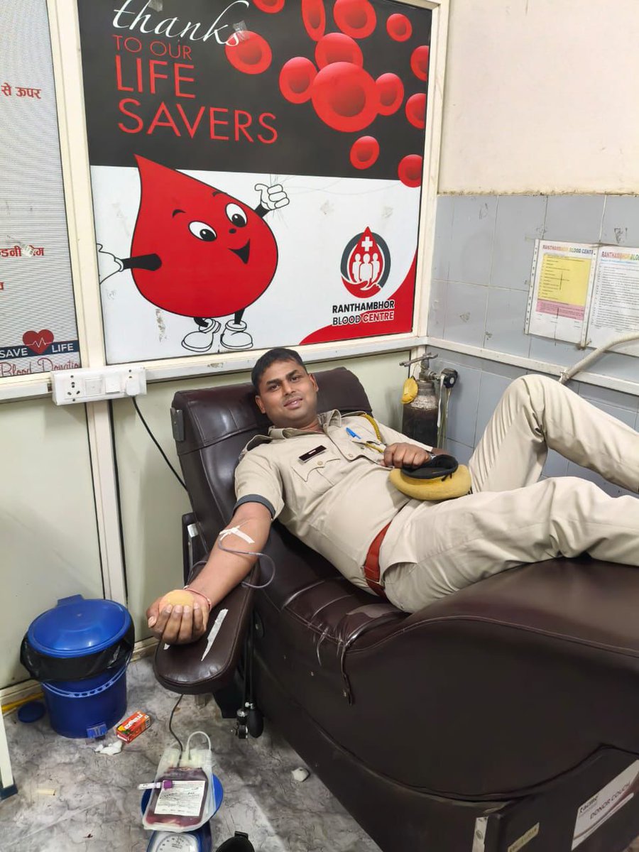 दिनांक 15.03.2026 को महिला  को ट्रेन में यात्रा के दौरान अचानक प्रसव पीड़ा होने पर जी.आर.पी. पुलिस ने रेलवे स्टेशन से तुरंत सामान्य चिकित्सालय में भर्ती करवाया।प्रसव हेतु रक्त की आवश्यकता होने पर श्री दाताराम कांस्टेबल 367 जीआरपी थाना सवाई माधोपुर द्वारा तुरंत रक्तदान किया गया l