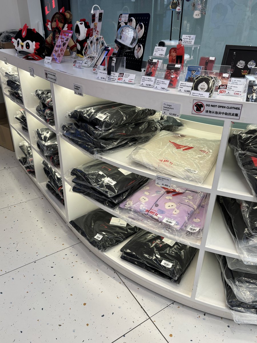 PriveAttack's tweet photo. Dm if you want to buy anything~ https://t.co/OifuBZOHnj