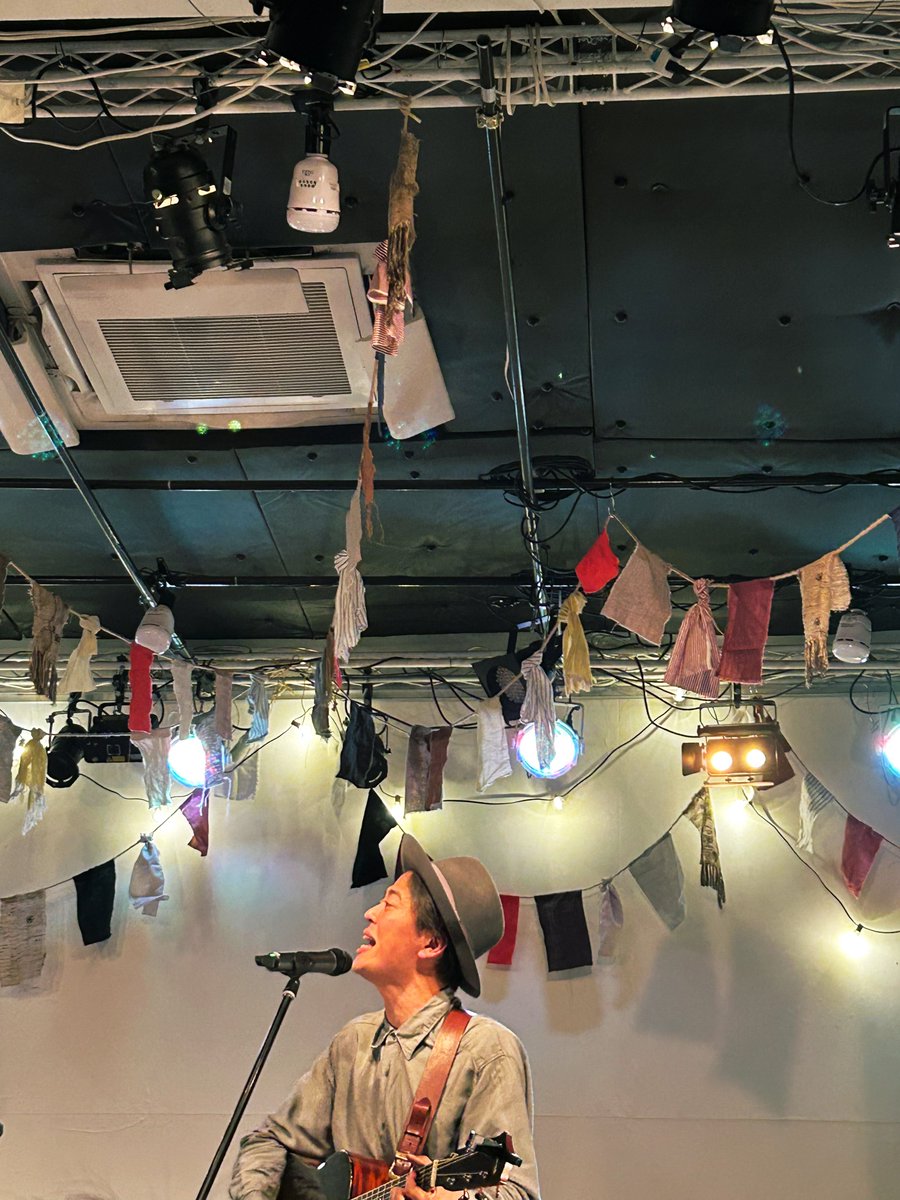 cosamesaboten's tweet photo. 2026.03.15. 原宿ストロボカフェ
ジョニーの音楽見本市 BARN!×3

最高！彼の愛するものがぎゅっと詰まったルp夢のような日でした🚩ジョニーまじお疲れ、ありがとう！すごい！
満員のお客様と制作陣、仲間たちに最大の尊敬と感謝を！！！！

ジョニバンドで🎧🍫歌えてハッピーでした！🫶✨ https://t.co/9Ahv3iQica