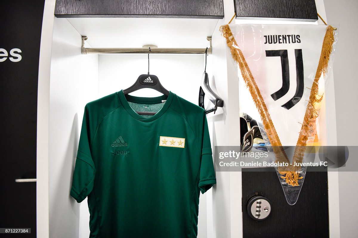 jerseycadangan's tweet photo. Yuk bahas satu satu fun fact nya

1. Juventus 120th Anniversary kit
- Dipakai match 1x doang
- Menang 2-1 lawan Benevento
- Harga rilis awal 190 Euro, sekarang gatau berapaan
- Cuma pake nomor punggung aja
- Total 12 pemain pake jersey ini, sesni gak di itung https://t.co/MW0gRmflT1