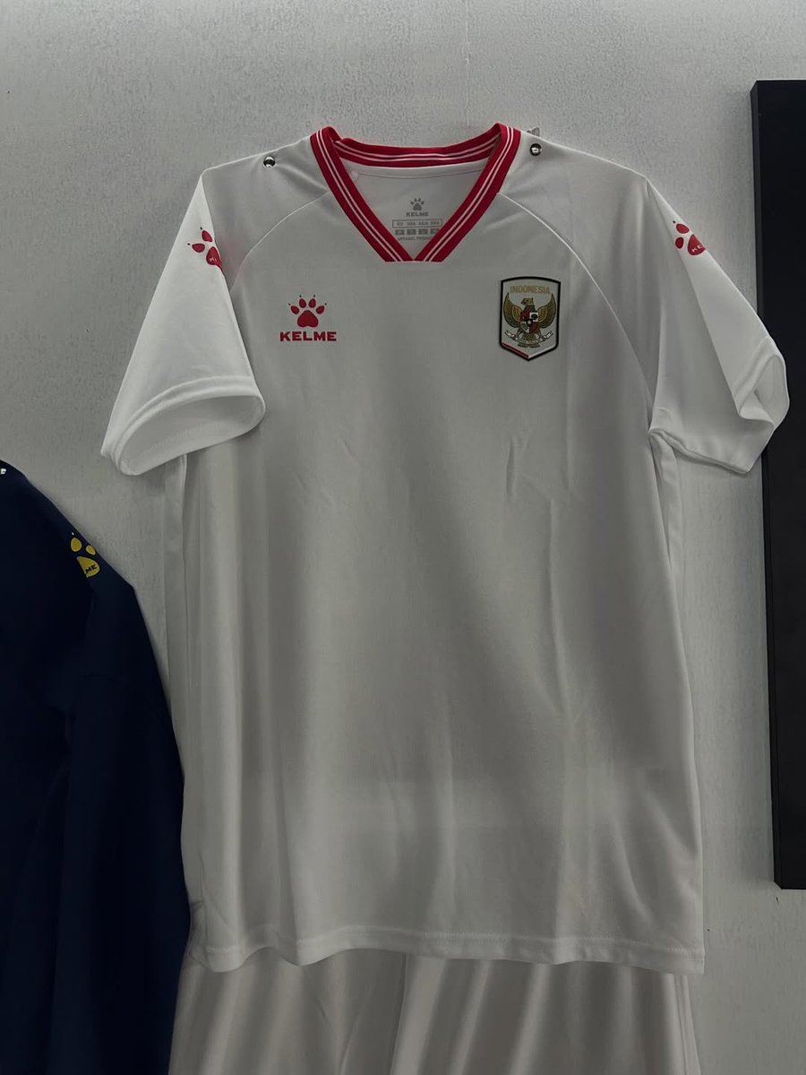 A_Rakhman's tweet photo. Serupa tapi tak sama...

Jersey tandang Timnas Futsal Indonesia dan Timnas Sepakbola Indonesia...

Do you see the difference? https://t.co/ZtrhcJjJUc