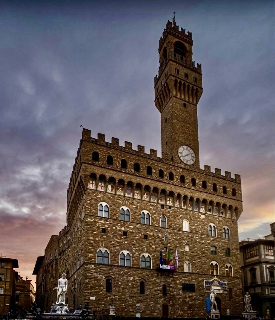 ➡️In occasione del 165° anniversario dell’Unità d’Italia, il 17 marzo Firenze celebra l'evento con un omaggio luminoso. Palazzo Vecchio si vestirà dei colori del Tricolore, come il Loggiato del Museo Novecento, il profilo di Ponte Santa Trinita e quello di Porta San Niccolò.