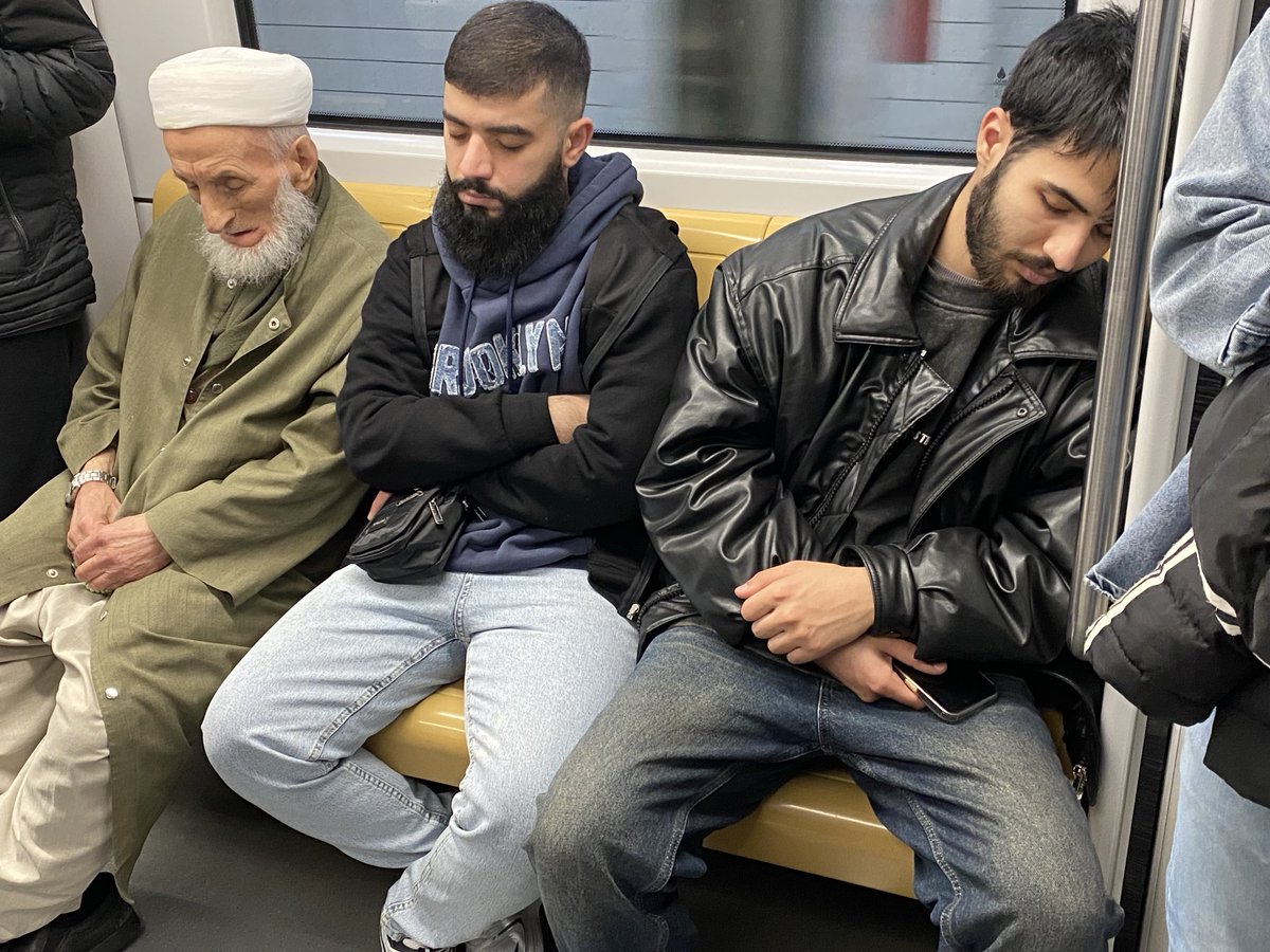 kenVezer's tweet photo. Özürlü, hamile ve çocuklu anneler ayakta güçlükle seyahat ederken bu sakalına …tığım herifler yalandan uyukluyor..😡🤧🤧 https://t.co/aXuBH2NJvM