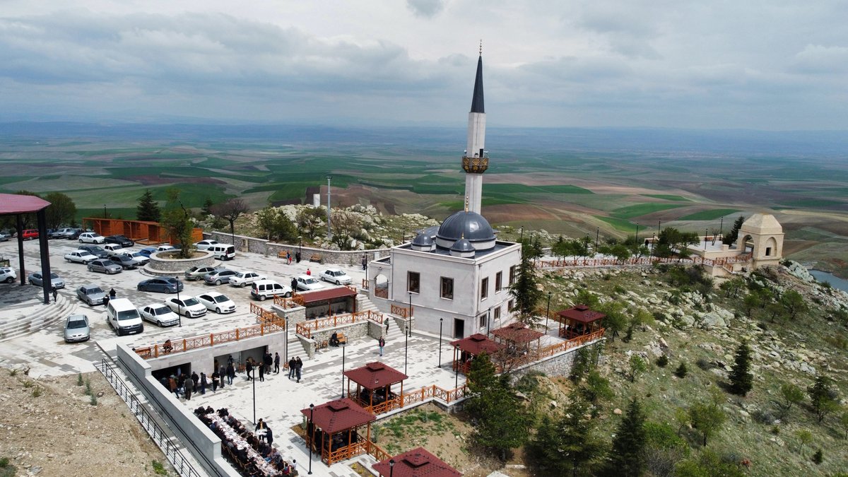 KHakimiyet's tweet photo. Ünlü tarihçi Prof. Dr. İlber Ortaylı'nın tarihi gerçeklere dayanarak bizzat ziyaret ettiği ve "İşte burası" dediği Ulupınar'daki o manevi atmosferi hala görmediniz mi?

Kırşehir’in kalbinde, dilimizin ve gönlümüzün sultanı Yunus Emre’nin ebedi istirahatgahında huzur dolu bir yolculuğa davetlisiniz. Anadolu’nun manevi tapusu olan bu külliyeyi keşfetmek için daha fazla beklemeyin.

#Kırşehir #YunusEmre #İlberOrtaylı #Ulupınar #KültürMirası #Tarih #GönülSultanı #KırşehirHaber #Anadolu