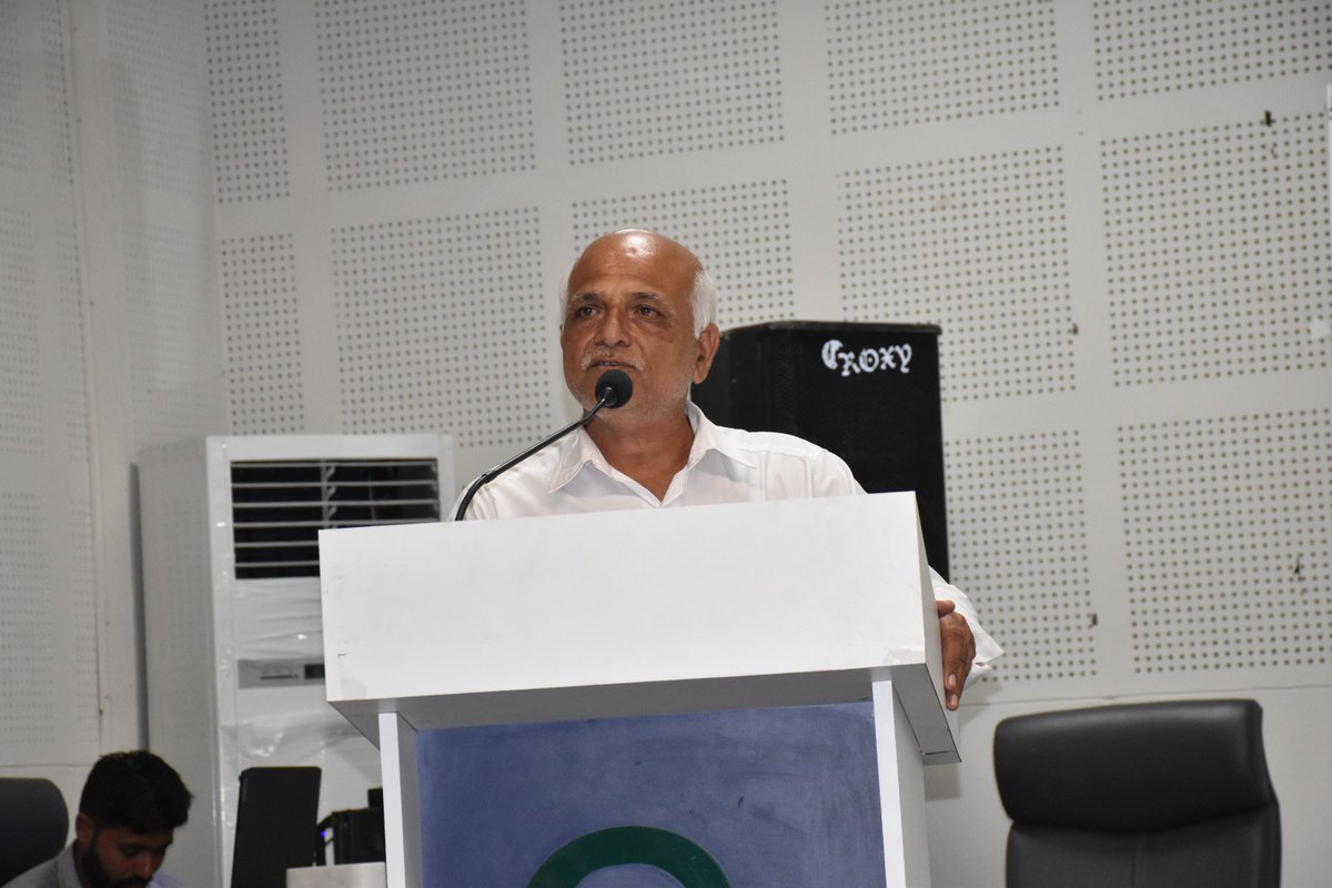 પોરબંદરના ખાપટ ખાતે જિલ્લા પંચાયત પ્રમુખ શ્રી પરબતભાઈ પરમારના અધ્યક્ષ સ્થાને  'પી.એમ.કિસાન ઉત્સવ દિવસ' તથા 'મિલેટ મહોત્સવ'ની ઉજવણી થઈ
ખેડૂતોએ પ્રધાનમંત્રીશ્રી દ્વારા 'પી.એમ.કિસાન યોજનાના ૨૨મા હપ્તાના વિતરણ કાર્યક્રમનું જીવંત પ્રસારણ નિહાળ્યું