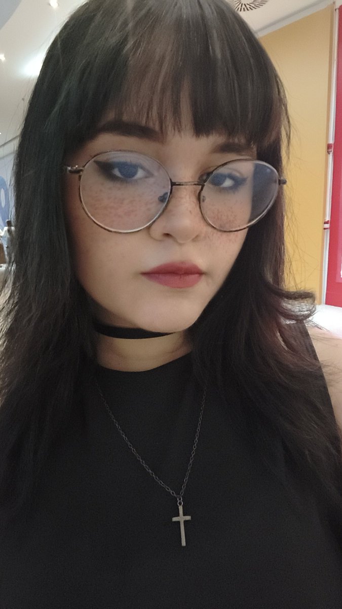Softvegetable_'s tweet photo. kinda goth kinda weird girl kinda idk https://t.co/jpGkm0w7Vu