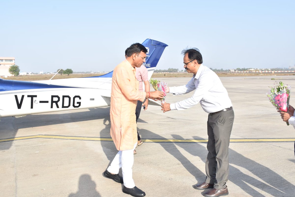 કેન્દ્રીય મંત્રી શ્રી મનસુખ માંડવીયા પોરબંદર લોકસભા વિસ્તારના પ્રવાસે
------ 
 કેન્દ્રીય મંત્રીશ્રીનુ પોરબંદર એરપોર્ટ ખાતે આગમન થતાં મહાનુભાવો અને અધિકારીઓ દ્વારા સ્વાગત કરાયું
-----