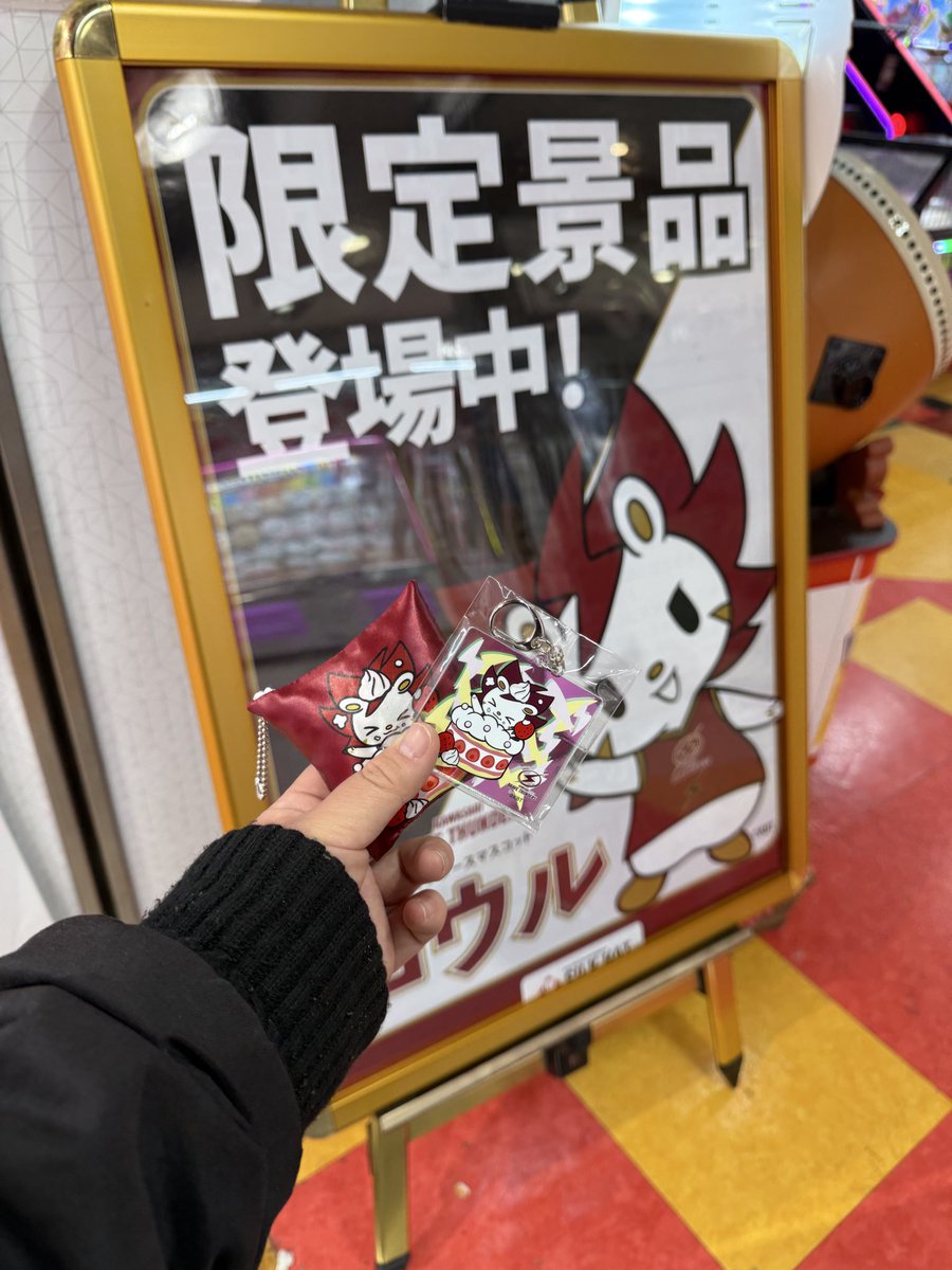 OFF_KBT's tweet photo. シルクハット🎩さん限定ロウルグッズゲット😭

いくら使ったかは聞かないでください💸
蓋が閉まった瞬間にアクスタが２つ落ちてきて絶叫してた女がいたらそれは私です😇 https://t.co/tR9gwpU4A4