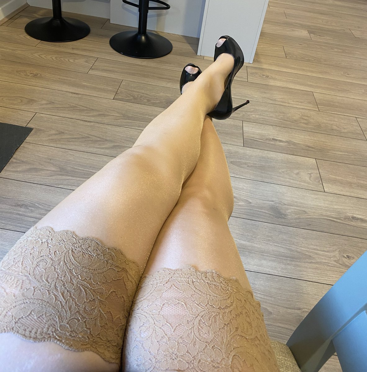 RT if nylon clad legs drive you wild 🥵