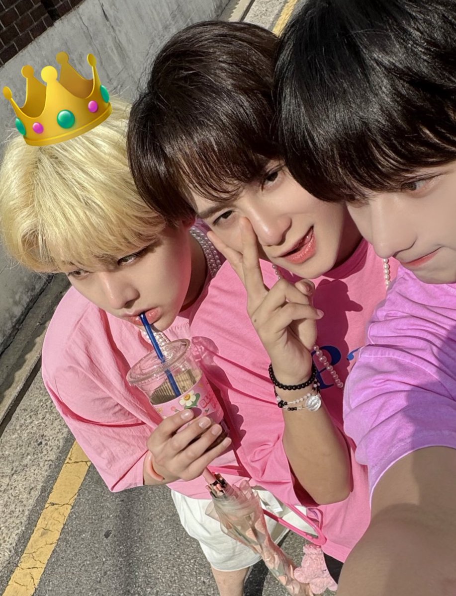 [#자얀💛] 

두두!! 생일 축하해 👑💚
최근에 같이 찍은 사진이 없어서 ㅋㅋㅋㅋ 예전 사진 올린다… 그래도 생일 축하해!! 💛
새로운 나이에도 좋은 일만 가득하길 바라구, 네가 바라는 것들 다 이루어지길 바랄게!! 🎉✨

#XODIAC #소디엑 #ZAYYAN #자얀