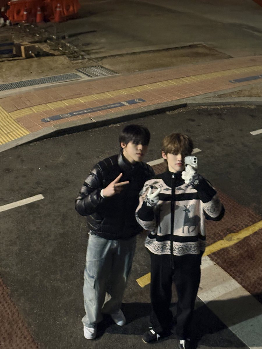 [📸]

연태야 생일 축하해🥳
이번 생일은 새로운 일이 많겠네!
새로운 친구들이랑 함께 보내기도 하고
유어즈가 되고 첫 생일이니 재밌겠다!🙃
매일 붙어 있으면서 옆에서 
바쁘게 노력하는 연태를 보면, 
오늘만큼은 조금 즐겨도 괜찮다고 말해주고 싶어!
매일 보여주는 어른스러운 모습의 연태도