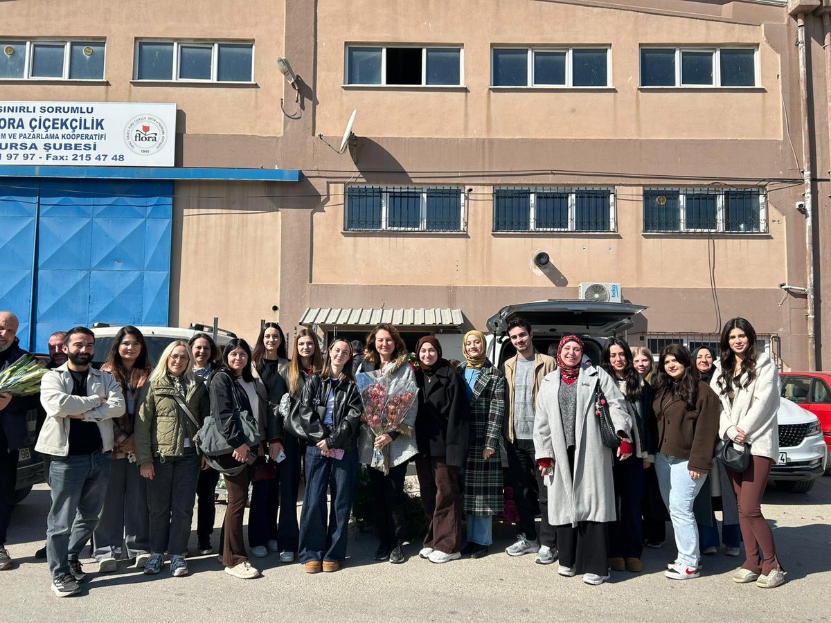 Peyzaj ve Süs Bitkileri Yetiştiriciliği Programı 2. sınıf öğrencileri, Türkiye’nin en büyük kesme çiçek mezatlarından biri olan S.S. Flora Çiçekçilik Üretim ve Pazarlama Kooperatifi Bursa Şubesi’ne teknik gezi düzenleyerek sektör temsilcileriyle bir araya geldi.