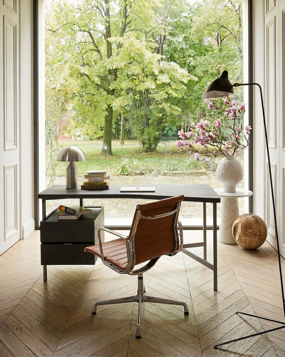 LivareaBerlin's tweet image. Das perfekte Setup für die neue Arbeitswoche!

Dunkles Holz trifft auf warmes, braunes Leder. Der Livitalia "Desk" und der ICF Valea Lounge Stuhl machen das Home-Office zum schönsten Raum im Haus.
livarea.de/livitalia-schr…

#HomeOffice #Livarea #DesignMöbel #Arbeitsplatz #Livitalia